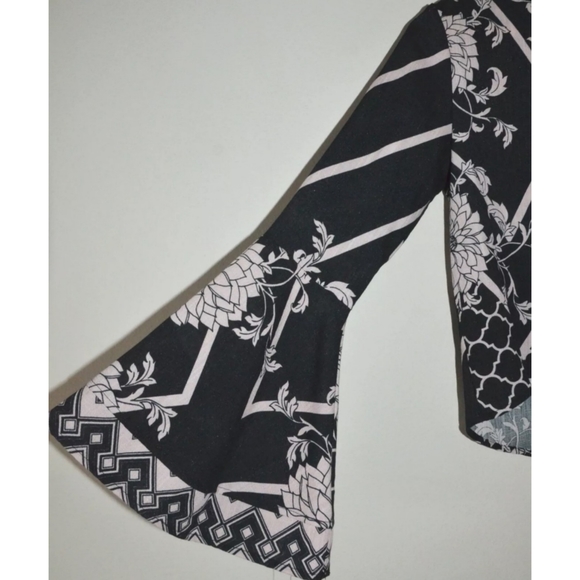 ✨HOST PICK✨
LENNI THE LABEL FLARE SLEEVE TOP - Picture 2 of 4